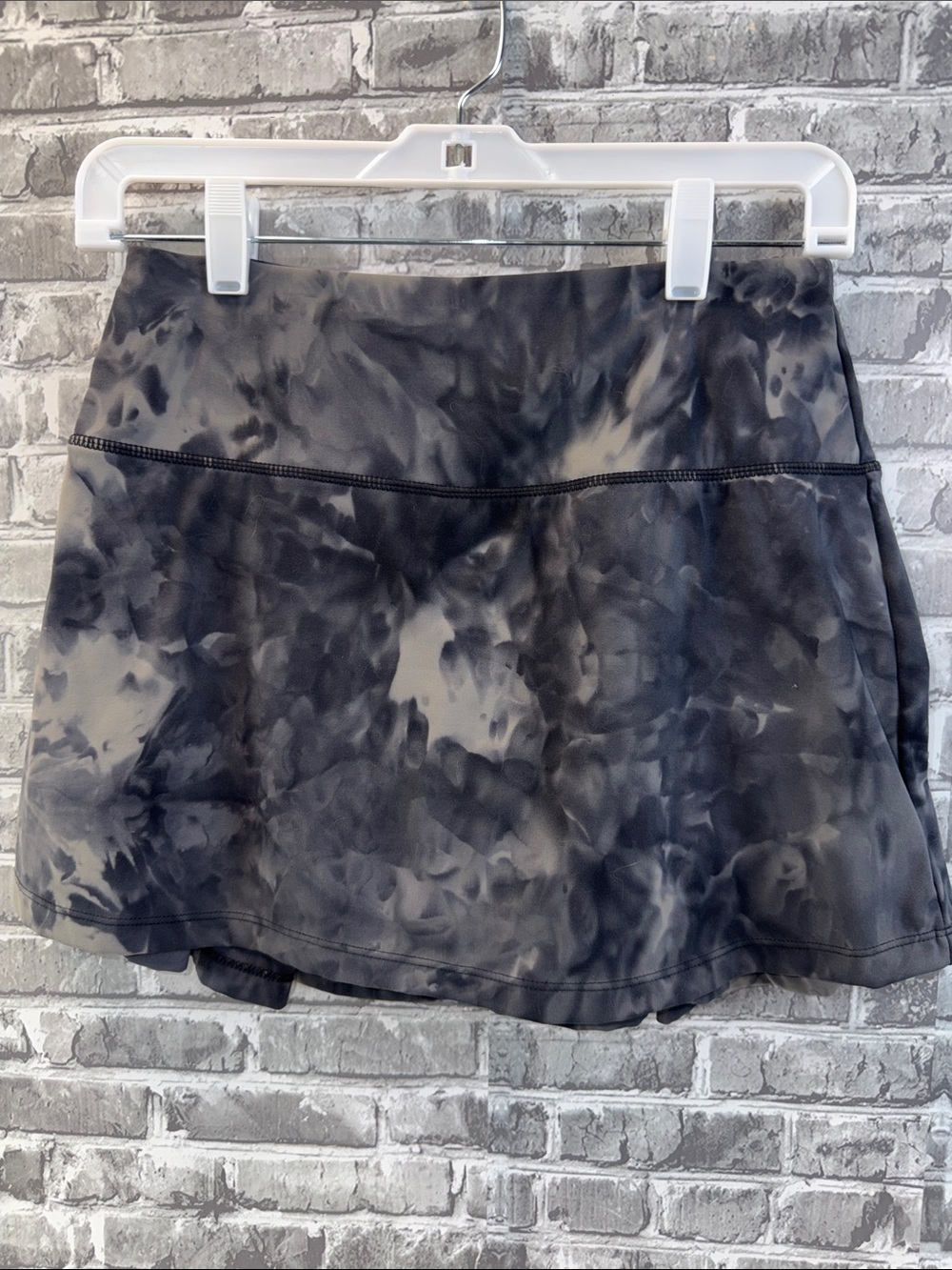 Women’s Black & Gray Tie-Dye Active Skort